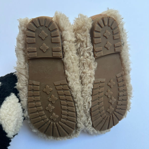 Fluffy Boots UK1