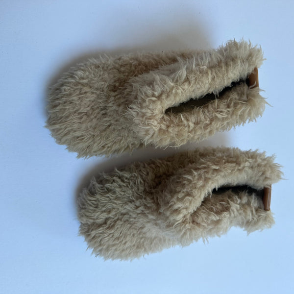 Fluffy Boots UK1